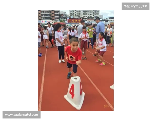 周霞携子轻松挑战欢乐跑,跨越终点尽显风采 周霞携子轻松挑战欢乐跑,跨越终点尽显风采